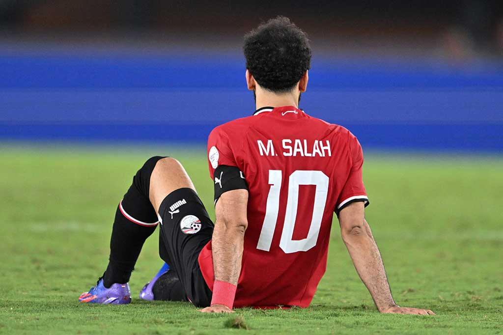 Mesir harus kehilangan andalan mereka Mohamed Salah di akhir babak pertama. Penyerang Liverpool itu terjatuh ke rumput saat Ghana melakukan serangan balik, memegangi bagian belakang kaki kirinya dan pasrah pada kenyataan bahwa malamnya setidaknya telah berakhir.