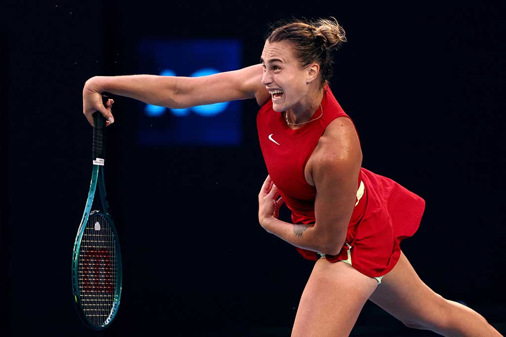 Petenis Belarusia Aryna Sabalenka melancarkan servis ke arah lawannya Lesia Tsurenko dari Ukraina pada babak ketiga Australian Open, di Melbourne, Jumat, 19 Januari 2024.