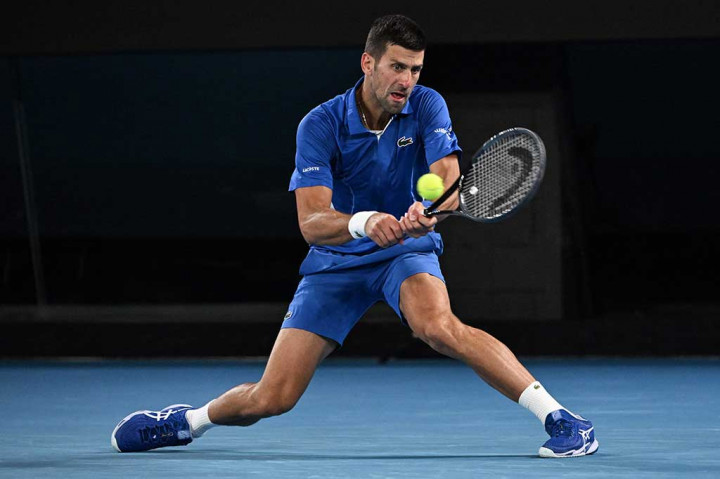Petenis Serbia Novak Djokovic berusaha mengembalikan bola ke arah lawannya Tomas Martin Etcheverry pada laga babak ketiga Australian Open di Melbourne, Jumat, 19 Januari 2024.
