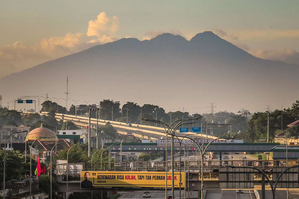 Gunung yang terletak di kawasan Bogor, Jawa Barat nampak dengan jelas dari Kota Jakarta pada Sabtu, 20 Januari 2024 pagi.