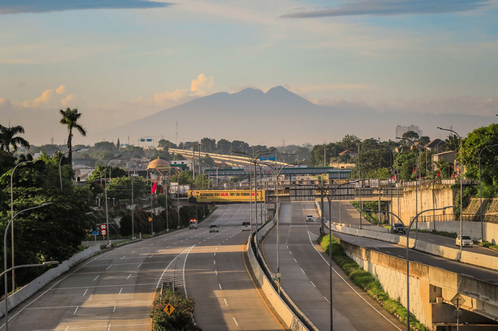 Beberapa hari terakhir, cuaca di Jakarta sangat cerah di pagi hari. Hal tersebut membuat gunung-gunung yang terletak di kawasan Bogor tersebut nampak menghiasi pemandangan dari Ibu Kota Jakarta.