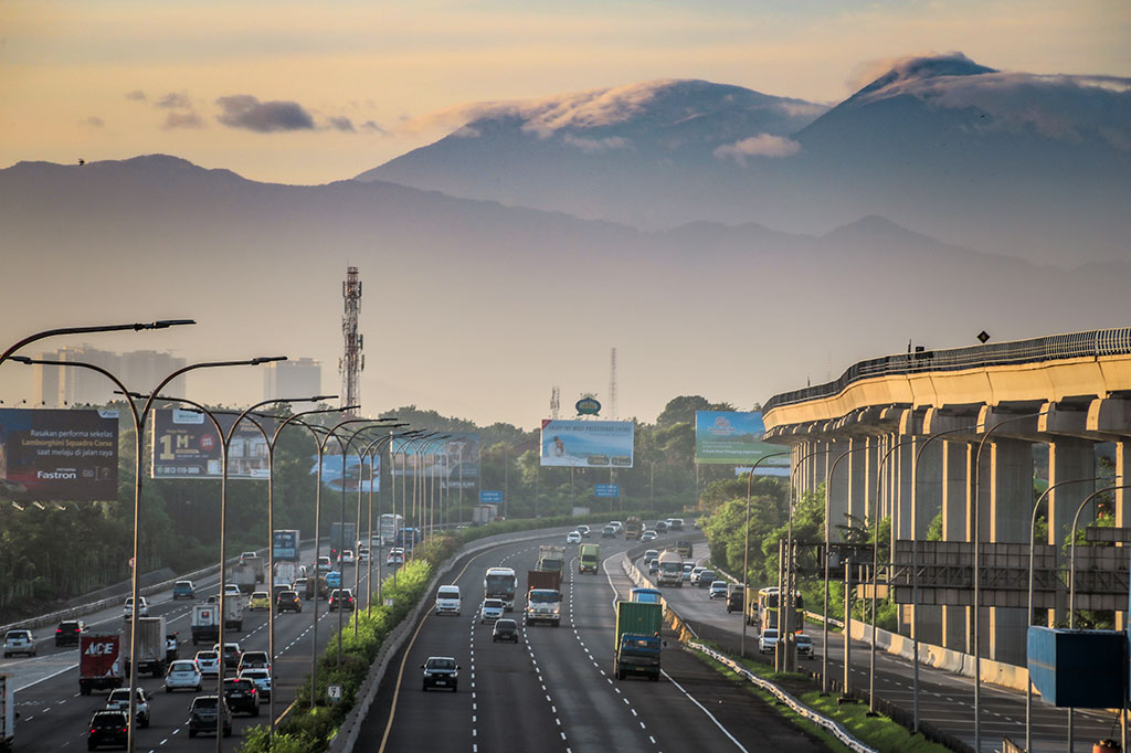 Gunung-gunung yang nampak pada pagi hari tersebut di antaranya yakni Gunung Gede, Gunung Pangrango, dan Gunung Salak. 