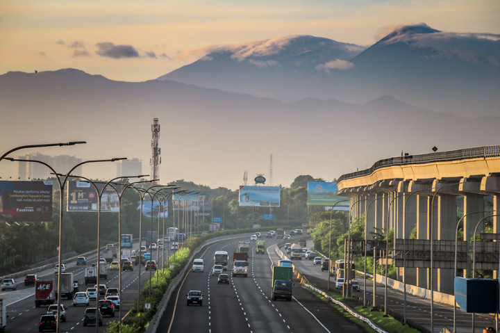 Gunung-gunung yang nampak pada pagi hari tersebut di antaranya yakni Gunung Gede, Gunung Pangrango, dan Gunung Salak. 