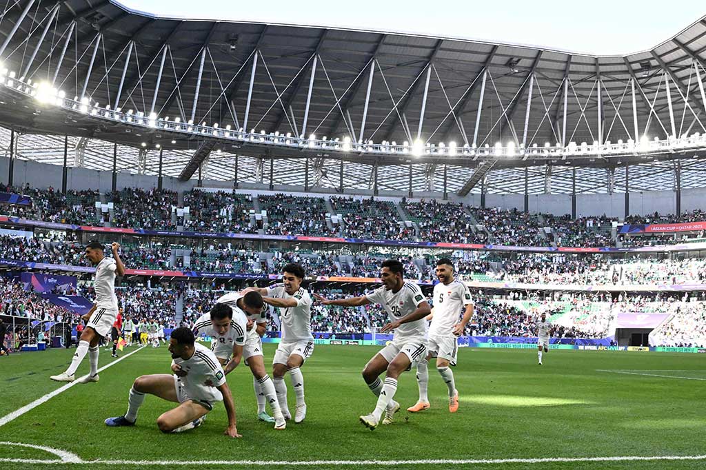 Kejutan terjadi pada gelaran Piala Asia 2023. Timnas Irak berhasil mengalahkan tim favorit Piala Asia Jepang 2-1, Jumat, 19 Januari 2024.