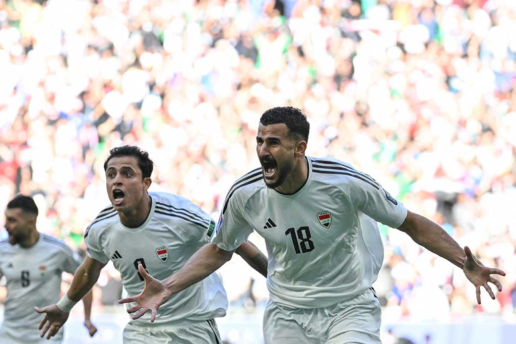 Aymen Hussein mencetak dua gol lewat sundulan pada babak pertama di hadapan hampir 40.000 penonton di Doha untuk membuat juara empat kali Jepang menelan kekalahan pertama di fase grup Piala Asia dalam 26 pertandingan.