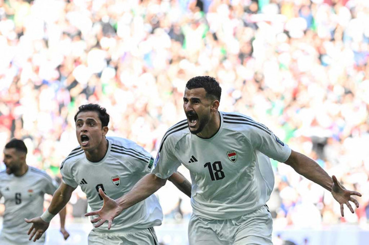 Aymen Hussein mencetak dua gol lewat sundulan pada babak pertama di hadapan hampir 40.000 penonton di Doha untuk membuat juara empat kali Jepang menelan kekalahan pertama di fase grup Piala Asia dalam 26 pertandingan.