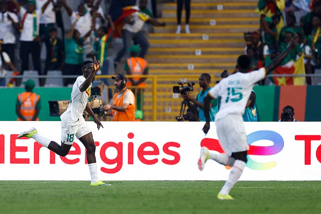 Senegal langsung mengambil inisiatif menyerang dan berhasil mencetak gol pertama lewat tendangan Ismaila Sarr pada menit 16. Skor 1-0 untuk Senegal bertahan hingga jeda.