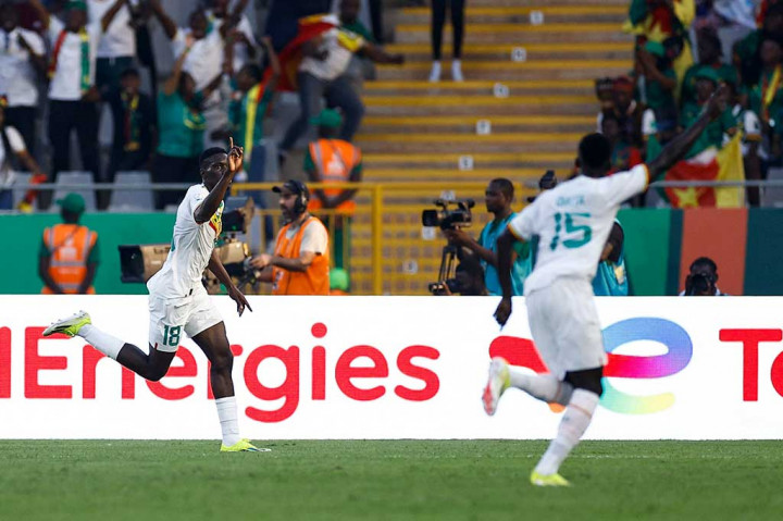 Senegal langsung mengambil inisiatif menyerang dan berhasil mencetak gol pertama lewat tendangan Ismaila Sarr pada menit 16. Skor 1-0 untuk Senegal bertahan hingga jeda.