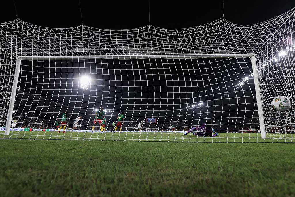 Senegal memastikan kemenangan dengan skor 3-1 setelah pada menit 90+5 pemain andalan Sadio Mane membobol gawang dari Kamerun setelah memanfaatkan umpan Idrissa Gueye. 