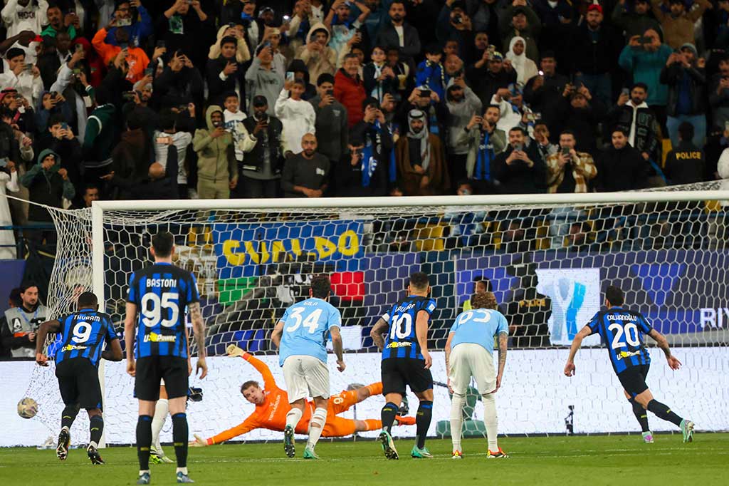 Inter kemudian mendapatkan hadiah penalti setelah Lautaro Martinez dilanggar oleh Pedro di kotak terlarang. Hakan Calhanoglu menjalankan tugasnya dengan baik sebagai eksekutor untuk membawa timnya unggul 2-0 pada menit ke-50.