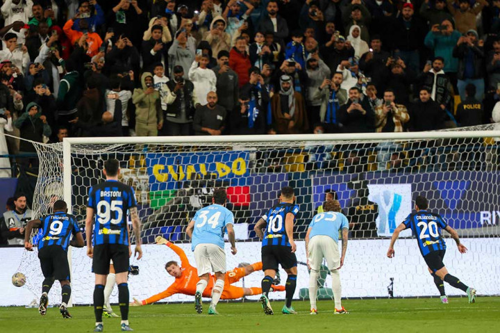 Inter kemudian mendapatkan hadiah penalti setelah Lautaro Martinez dilanggar oleh Pedro di kotak terlarang. Hakan Calhanoglu menjalankan tugasnya dengan baik sebagai eksekutor untuk membawa timnya unggul 2-0 pada menit ke-50.
