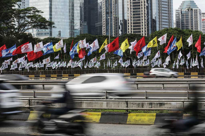 Pemilu 2024 tinggal menghitung hari. Bendera berbagai partai politik dan poster-poster bergambar para calon anggota legislatif bertebaran di jalanan Ibu Kota Jakarta. 
