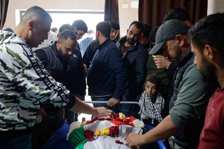 Seorang remaja Palestina berkewarganegaraan Amerika Serikat telah terbunuh oleh tembakan Israel di Tepi Barat yang diduduki. Gedung Putih mengatakan pihaknya sangat prihatin dengan laporan tersebut. 