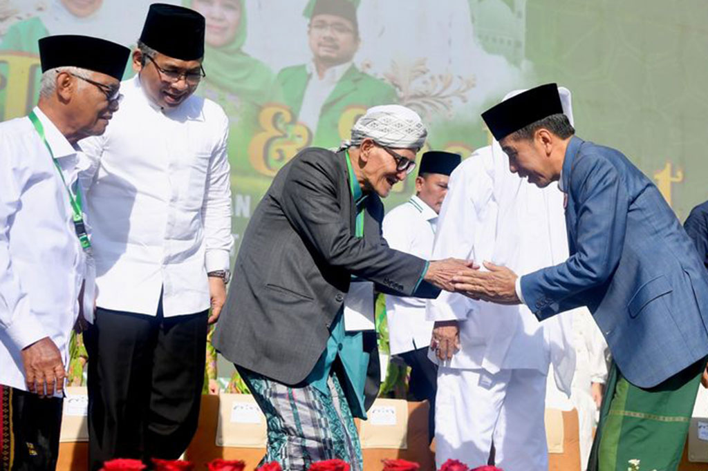 “Tidak boleh saling menghina, tidak boleh saling menjelekkan, sesama tetangga tidak saling sapa, tidak boleh. Sesama ibu pengajian tidak saling bicara tidak boleh. Sesama warga saling berkelahi juga tidak boleh,” ungkap Presiden.