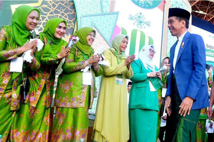 “Jangan mau kita diadu domba seperti itu, jangan mau kita dibentur-benturkan seperti itu, jangan mau kita dipecahbelah seperti itu, setuju ibu-ibu? Karena apa? Karena yang lebih penting dari semua itu adalah keutuhan bangsa, persatuan bangsa, kerukunan bangsa,” lanjut Presiden.