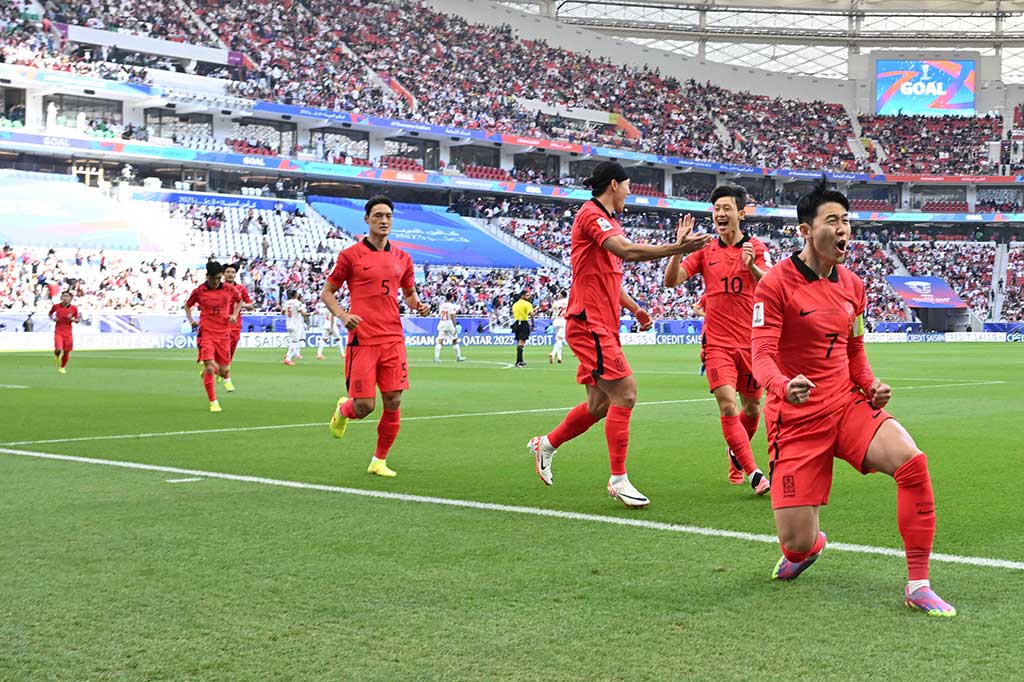 Korea Selatan sempat unggul lebih dulu lewat gol penalti Son Heung Min pada menit ke-9. Tembakan penyerang Tottenham Hotspur itu ke tengah gawang dan tidak mampu dibendung kiper Yazeed Abulaila.