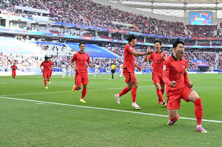Korea Selatan sempat unggul lebih dulu lewat gol penalti Son Heung Min pada menit ke-9. Tembakan penyerang Tottenham Hotspur itu ke tengah gawang dan tidak mampu dibendung kiper Yazeed Abulaila.