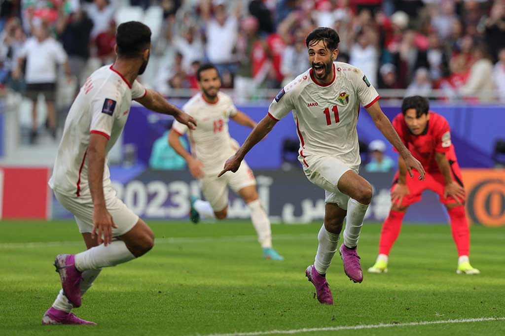 Pada menit-menit akhir babak pertama Yordania membuat kejutan. Tembakan keras Yazan Al Naimat memanfaatkan bola liar di depan kotak penalti berhasil masuk ke gawang Korea Selatan. Yordania pun berbalik unggul 2-1.