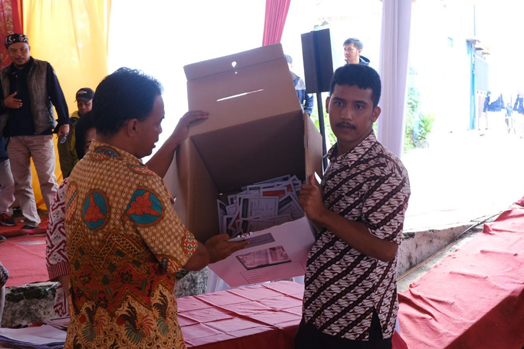 Komisi Pemilihan Umum (KPU) Kabupaten Garut menggelar simulasi pemungutan dan penghitungan suara pemilihan umum (Pemilu) 2024 pada Sabtu, 2o Januari 2024. Kegiatan tersebut, dilaksanakan di tempat pemungutan suara (TPS) 24, Desa Jati, Kecamatan Tarogong Kaler, Kabupaten Garut.