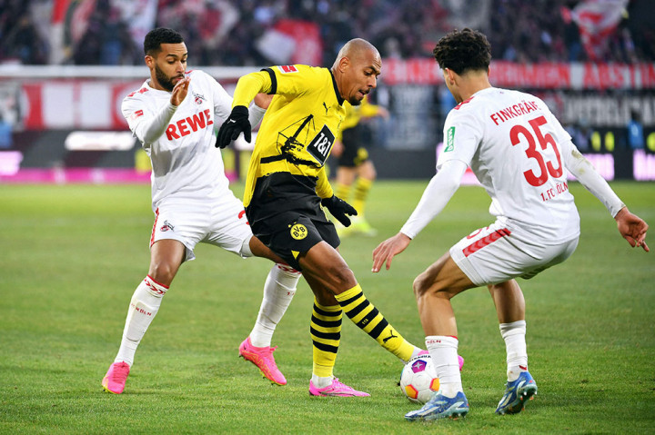 Donyell Malen mencetak dua gol saat Borussia Dortmund mengalahkan Cologne 4-0 pada hari Sabtu, 20 Januari 2024 dalam pertandingan yang tertunda selama delapan menit setelah para penggemar yang melakukan protes melemparkan koin coklat dalam kertas emas ke dalam lapangan.