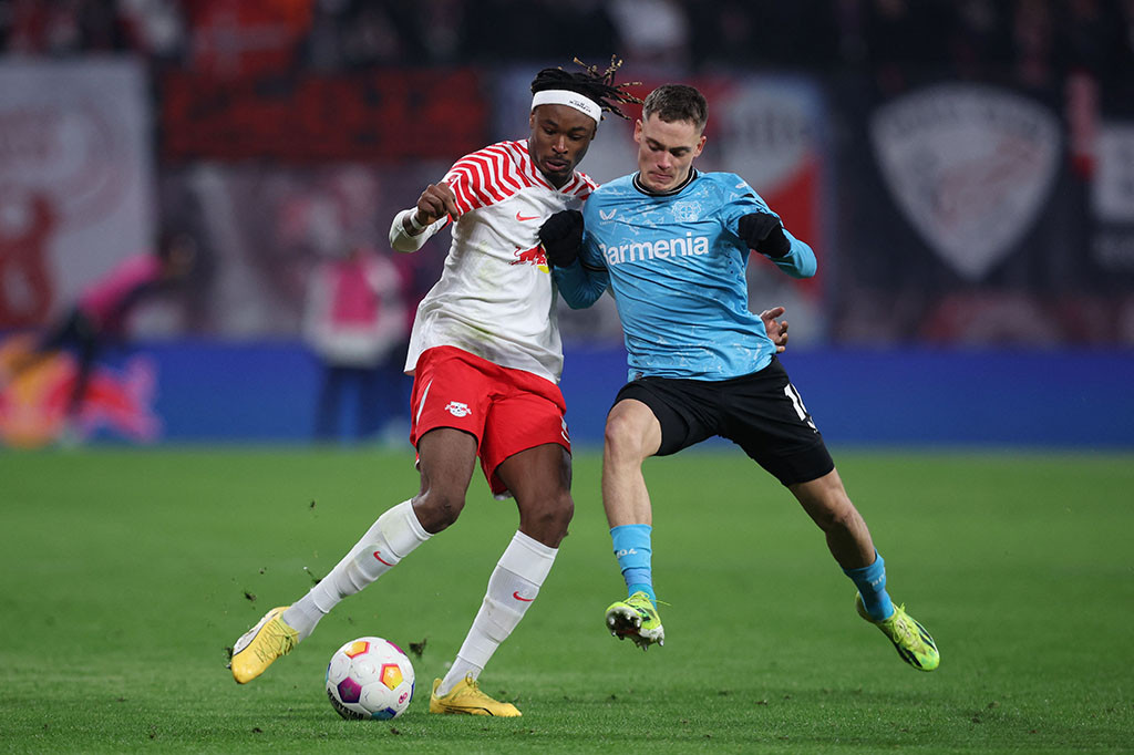 Piero Hincapie mencetak gol di masa tambahan waktu untuk membawa Bayer Leverkusen meraih kemenangan 3-2 di RB Leipzig pada hari Sabtu, 20 Januari 2024, memperpanjang keunggulan mereka di puncak klasemen Bundesliga menjadi tujuh poin.