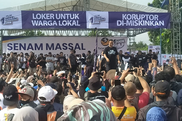 Sebelumnya, ribuan massa pendukung calon presiden dan wakil presiden, Anies Baswedan dan Muhaimin Iskandar memenuhi lapangan Pinang, Kota Tangerang. Massa yang datang dari wilayah Tangerang Raya (Kabupaten Tangerang, Kota Tangerang, Kota Tangerang Selatan) untuk menghadiri kampanye akbar yang dihadiri Anies Baswedan.