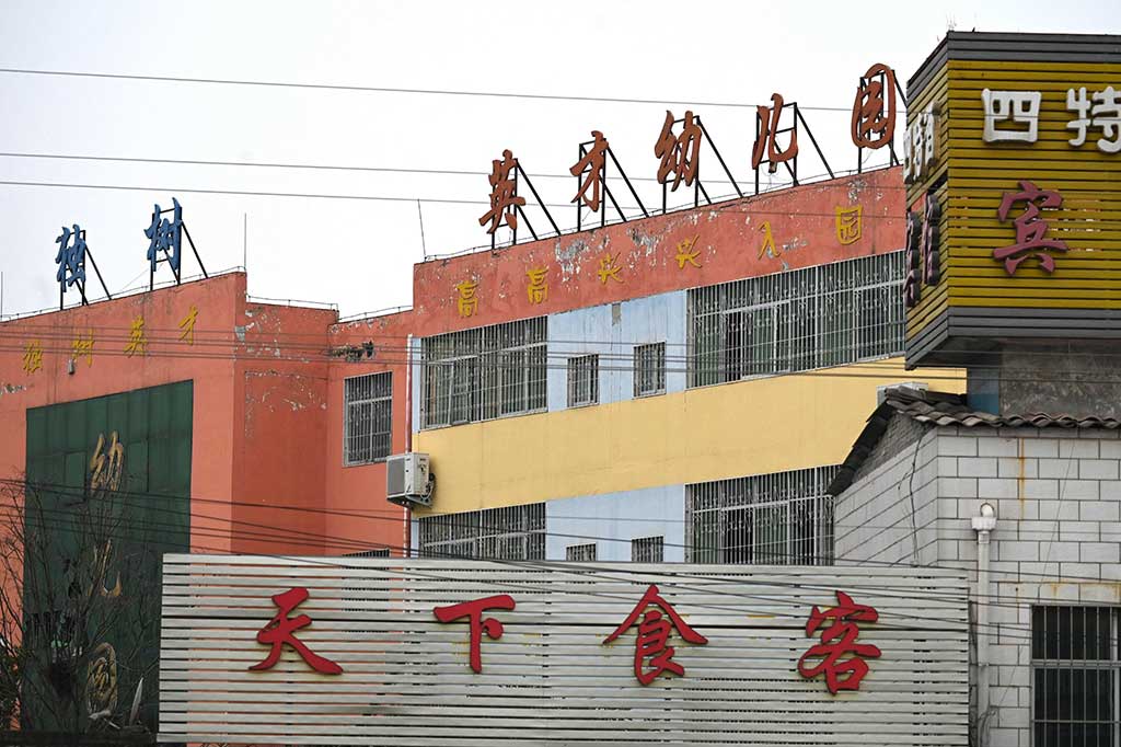 Kebakaran yang terjadi di Sekolah Yingcai di Desa Yanshanpu, dilaporkan ke pemadam kebakaran setempat pada pukul 23.00 (15.00 GMT) pada hari Jumat dan berhasil dipadamkan sekitar 40 menit kemudian, kata kantor berita resmi Xinhua.