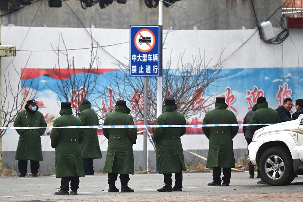 Lusinan polisi berada di dalam dan sekitar area yang ditutup dekat sekolah pada Minggu pagi, menurut laporan wartawan AFP.