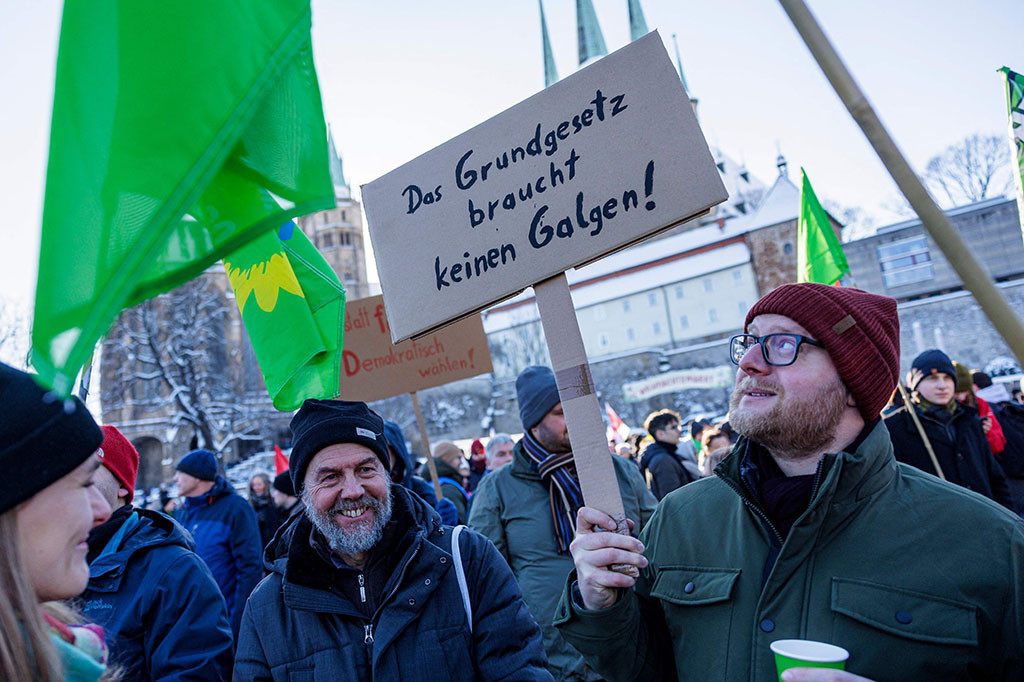 Sekitar 35.000 orang bergabung dalam seruan di bawah bendera 'Pertahankan demokrasi Frankfurt melawan AfD', yang berunjuk rasa di jantung keuangan Jerman.