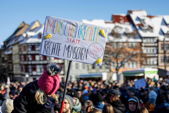 Lebih dari 100.000 orang turun ke jalan di seluruh Jerman pada hari Sabtu, 20 Januari 2024 untuk melakukan protes terhadap kelompok sayap kanan AfD, yang memicu protes setelah diketahui bahwa para anggota partai tersebut membahas rencana deportasi massal pada pertemuan para ekstremis.
