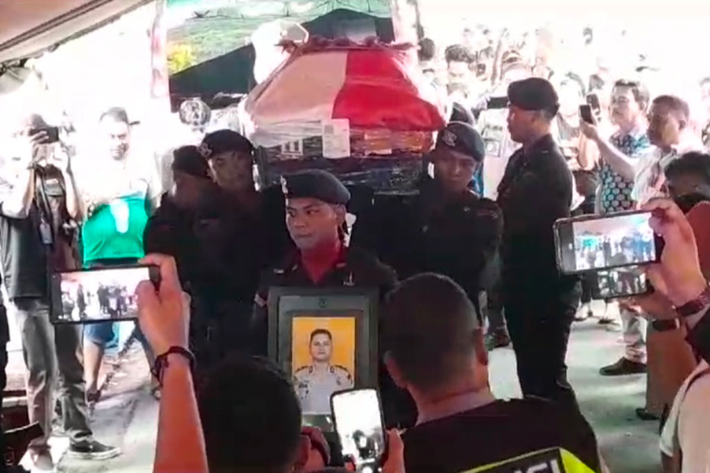 Jenazah Briptu Anumerta Alfandi Steve Karamoy, personel Resimen Pelopor Korps Brimob Polri yang meninggal dunia saat melaksanakan tugas Operasi Damai Cartenz di Kabupaten Intan Jaya, Papua Tengah, telah diserahkan kepada pihak keluarga di rumah duka, Kecamatan Luwuk, Kabupaten Banggai, Sulawesi Tengah.