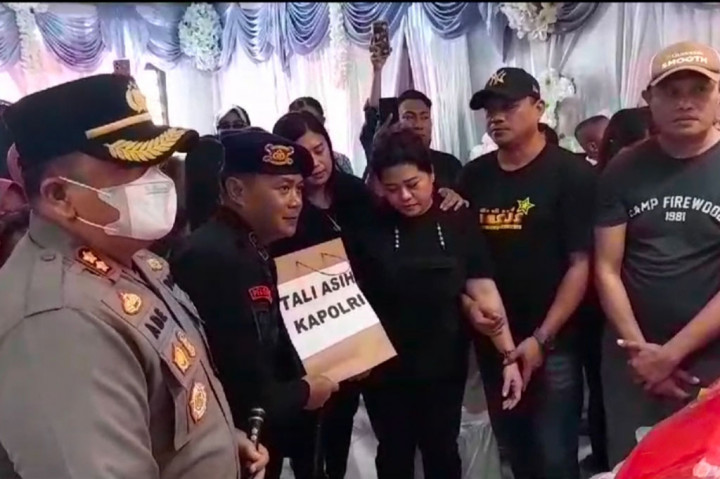 Dalam kesempatan itu, Irwan Jaya meminta seluruh personel tetap semangat melakukan tugasnya dalam operasi yang masih berlangsung hingga saat ini. 