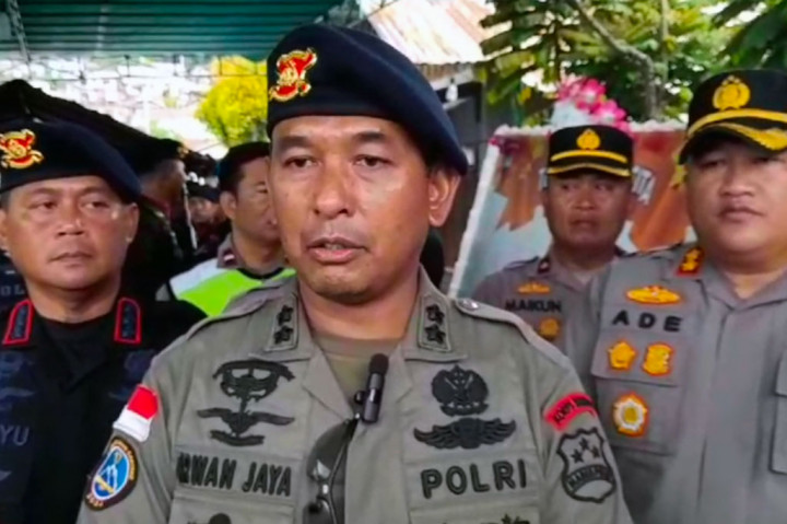 Jenazah Briptu Anumerta Alfandi Steve Karamoy, telah diserahkan kepada keluarga bersama tali asih dari Kapolri sebagai ungkapan duka Polri yang diterima pihak keluarga. Jenazah rencananya akan dimakamkan esok pagi, pada Senin, 22 Januari 2024, di TMP Tanjung Tuis, Luwuk Selatan.