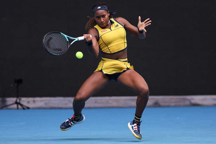 Petenis remaja Amerika Serikat Coco Gauff berusaha mengembalikan bola ke arah lawannya Magdalena Frech pada babak keempat Australian Open, Minggu, 21 Januari 2024.