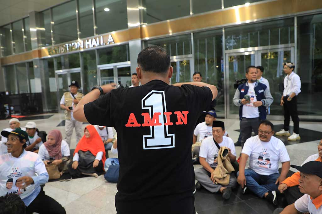 Pendukung calon presiden dan calon wakil presiden nomor urut 1, Anies Baswedan-Muhaimin Iskandar tiba di arena debat cawapres di Jakarta Convention Center (JCC) Senayan Jakarta pada Minggu, 21 Januari 2024 petang.