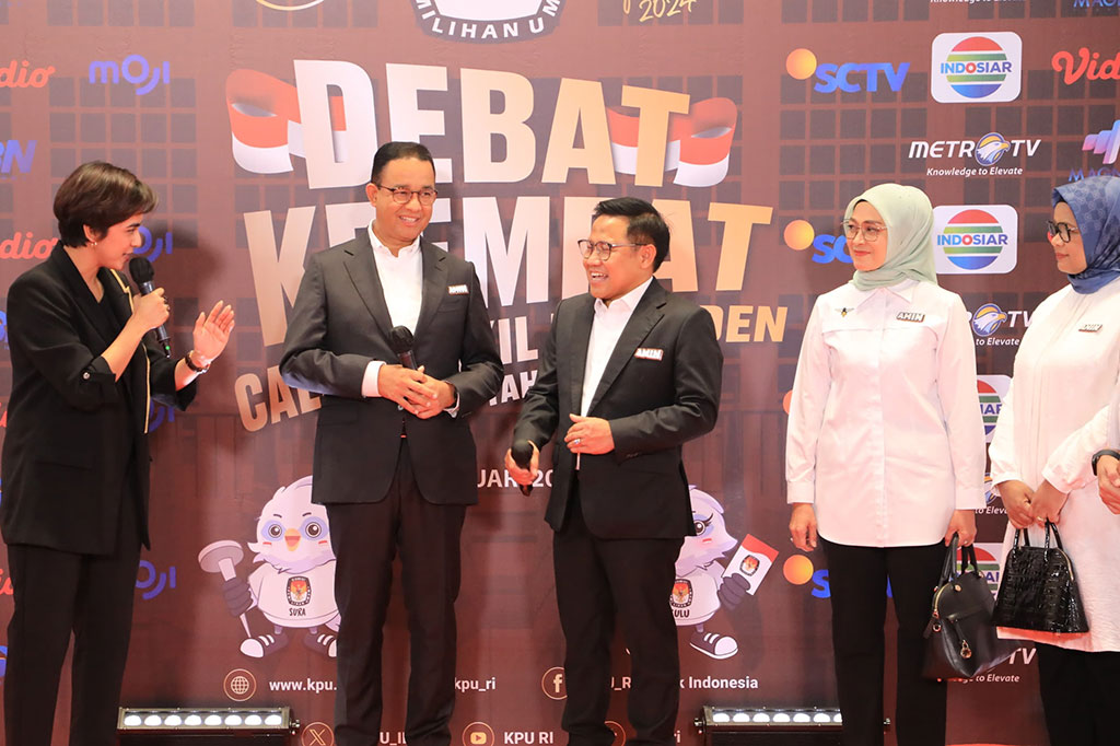 Keduanya menggunakan jas hitam dan datang sekira pukul 18.20 WIB.