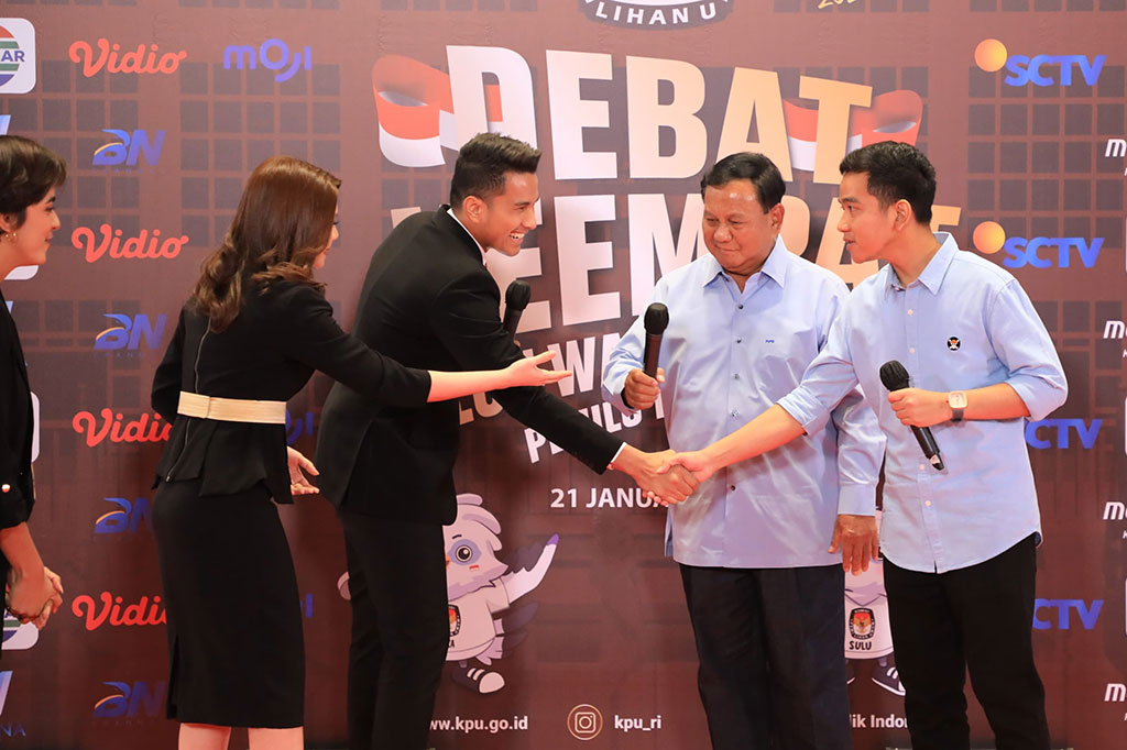 Sedangkan, Prabowo Subianto dan Gibran Rakabuming Raka menggunakan setelah khas kemeja warna biru muda.