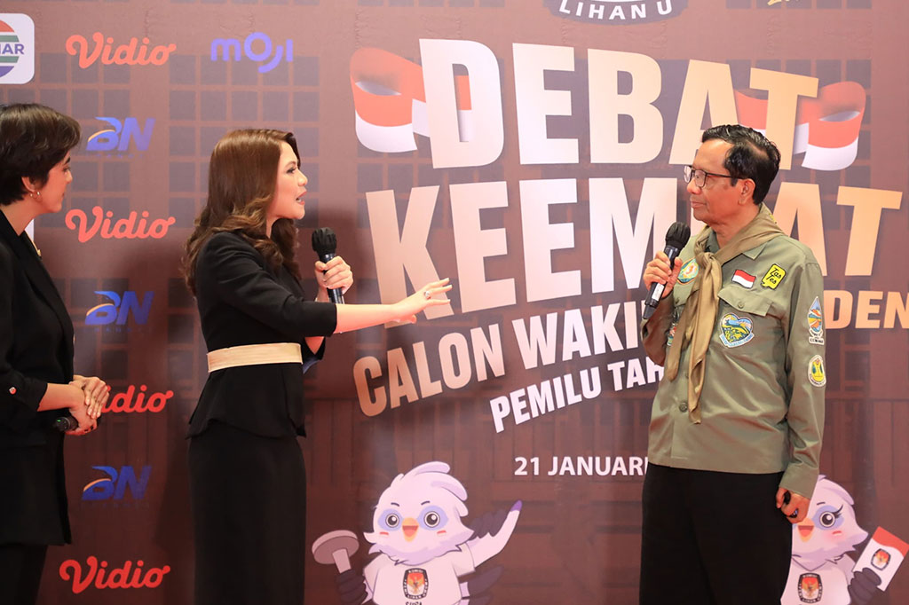 Cawapres nomor urut tiga Mahfud MD tiba di lokasi debat cawapres kedua sendiri tanpa didampingi Ganjar Pranowo di JCC Senayan, Jakarta, Minggu, 21 Januari 2024.