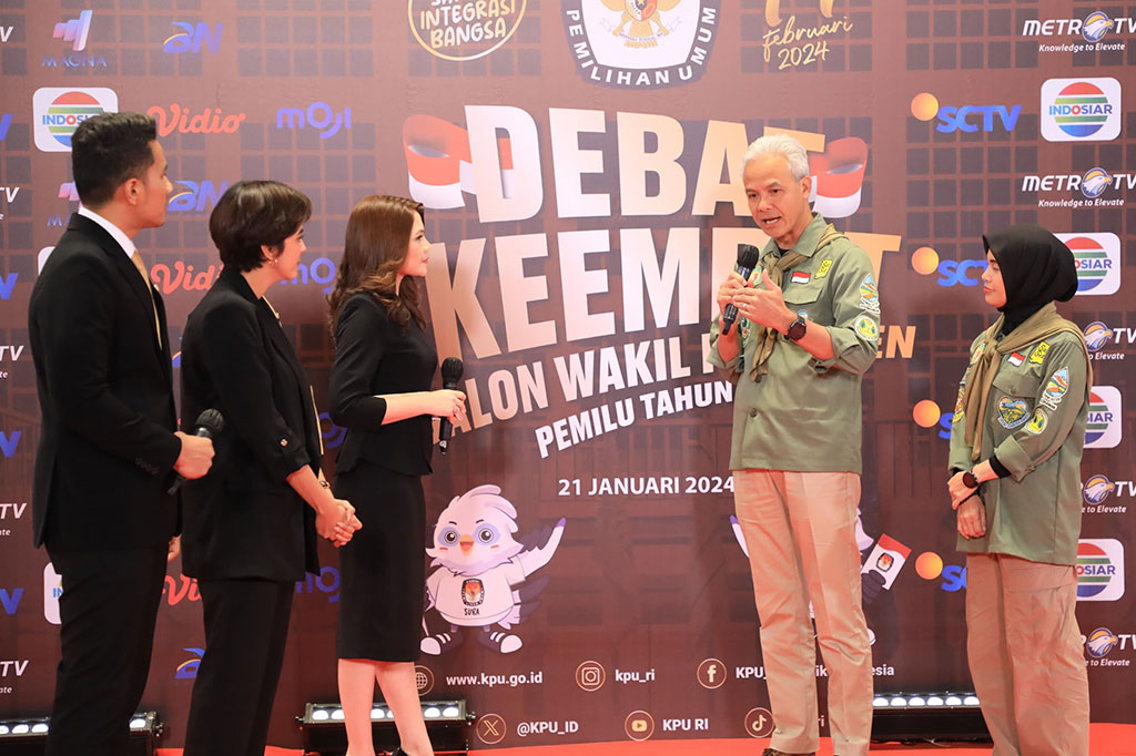 Capres nomor urut tiga Ganjar Pranowo datang bersama istri dengan mengenakan kemeja pecinta alam.