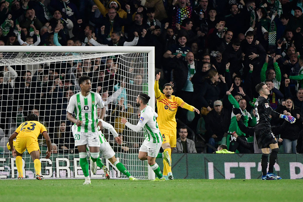 Berkat hasil ini, Barcelona menempati peringkat tiga klasemen dengan perolehan poin 44. Sementara itu, Real Betis menempati peringkat sembilan dengan poin 31. Tim tamu mendominasi penguasa bola di babak pertama dan berhasil membuka keunggulan pada menit ke-21 melalui sontekan Torres setelah meneruskan umpan dari Pedri.