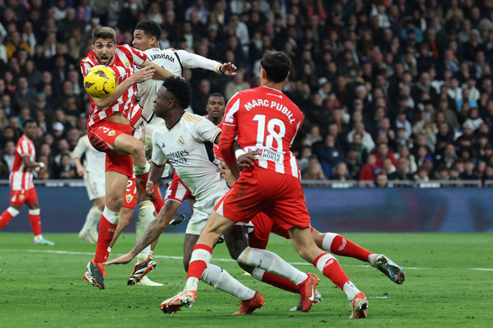 Nacho melakukan kesalahan saat mengumpan. Bola dicuri lawan dan dengan pergerakan yang cepat, mereka bisa menjebol gawang Madrid melalui tendangan Largie Ramazani setelah memanfaatkan umpan Robertone. Skor menjadi 1-0.Madrid kemudian mencoba menggedor pertahanan Almeria. Tapi skuad El Real kesulitan untuk menembus pertahanan sang tamu.