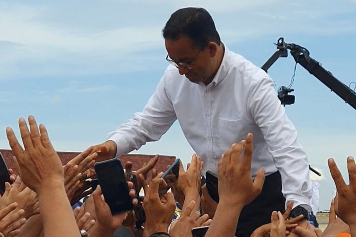 Eks Menteri Pendidikan dan Kebudayaan (Mendikbud) itu juga menyentil bahwa masyarakat yang datang dibayar biasanya naik bus. Namun, massa setempat yang datang mayoritas memakai kendaraan pribadi seperti motor.