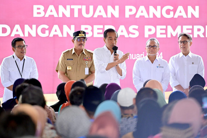 “Hari ini adalah hari pertama bantuan pangan kita berikan, ibu-ibu sudah dapat semua yang 10 kilo?” tanya Presiden kepada para penerima manfaat yang hadir.