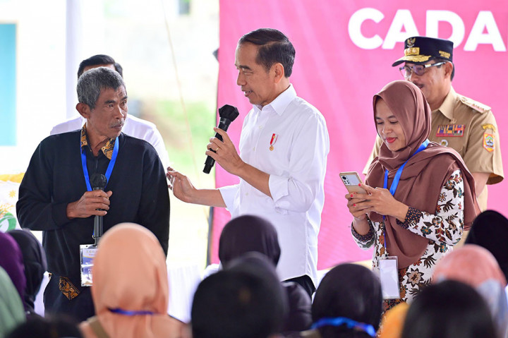 Presiden Joko Widodo didampingi Ibu Iriana Joko Widodo berkunjung ke Lapangan Sepak Bola Klumpit Tingkir, Kota Salatiga, Provinsi Jawa Tengah, pada Senin, 22 Januari 2024 untuk memastikan penyaluran bantuan pangan cadangan beras pemerintah (CBP) telah diterima dengan baik.