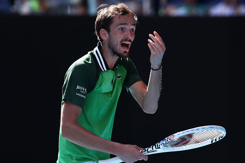 Unggulan ketiga asal Rusia itu dibuat bekerja keras oleh pemain pemberani peringkat 69 dunia itu sebelum melewati garis 6-3, 7-6 (7/4), 5-7, 6-1 setelah lebih dari tiga jam di Rod Laver Arena.