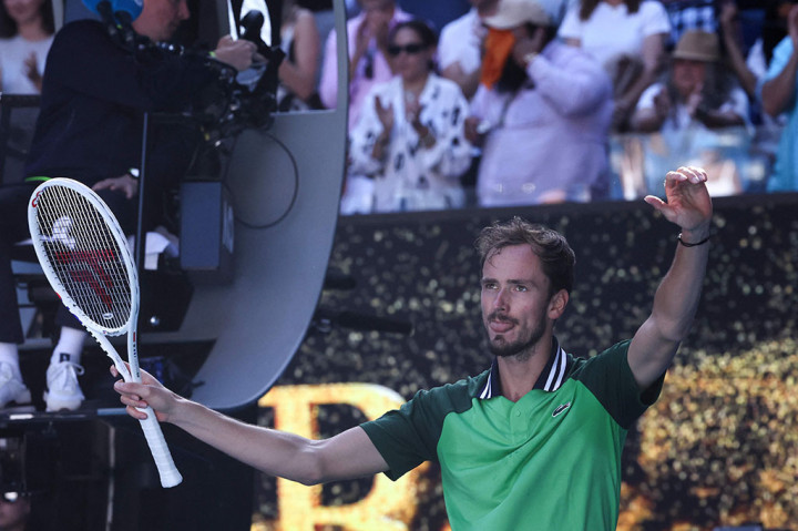 Kekuatan dasar Medvedev merupakan faktor yang menonjol pada set pertama, dengan satu-satunya break terjadi pada game keenam saat petenis Rusia itu mendominasi reli-reli panjang.