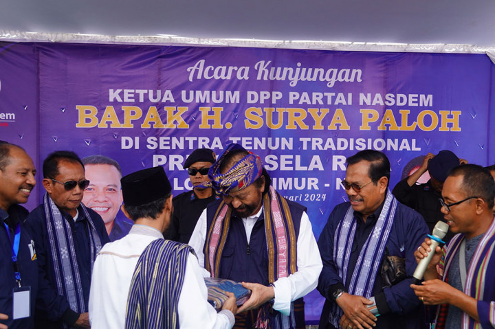 Ketua Umum Partai NasDem Surya Paloh mengunjungi sentra tenun Desa Pringgesela, Kecamatan Pringgesela, sebagai rangkaian awal kampanye akbar di Kabupaten Lombok Timur, Nusa Tenggara Barat (NTB), Senin, 22 Januari 2024.