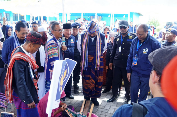 Surya Paloh kemudian meminta para perajin untuk tetap mempertahankan dan melestarikan kain tenun setempat di tengah persaingan dan kompetisi global saat ini.