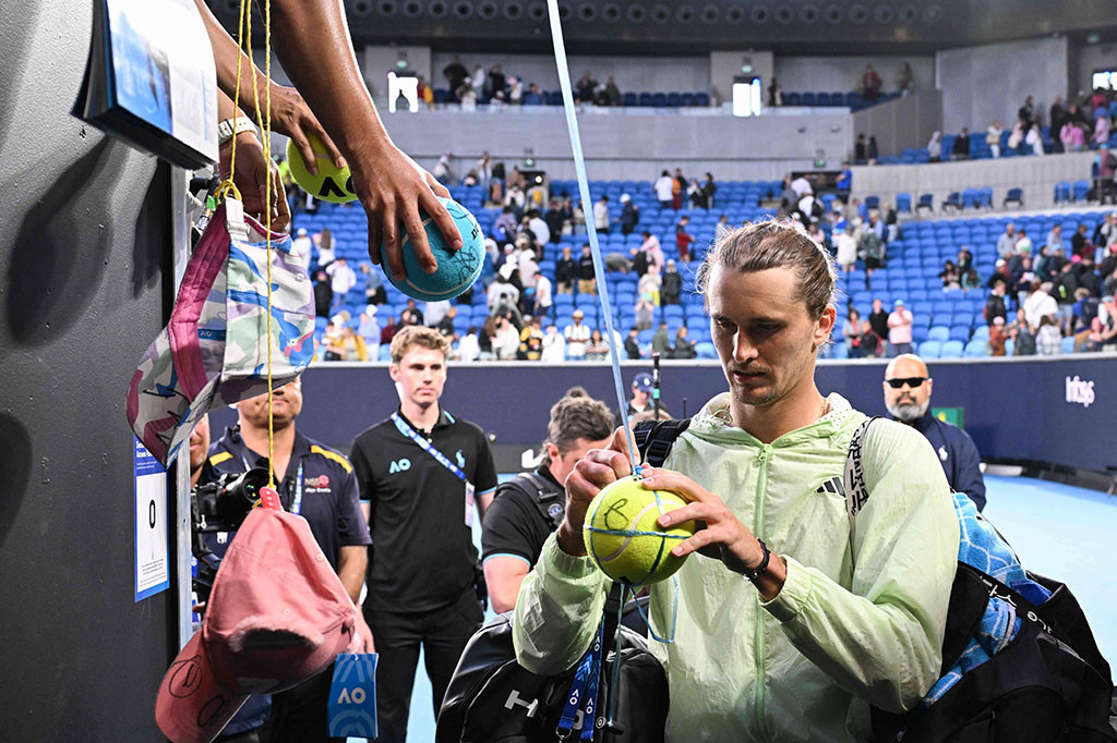Keduanya tampil solid dalam servis pada set pertama hingga Zverev memenangkan reli 16 pukulan yang menarik untuk mendapatkan dua break point pada game ke-11, membuat terobosan penting ketika Norrie mencetak gol.