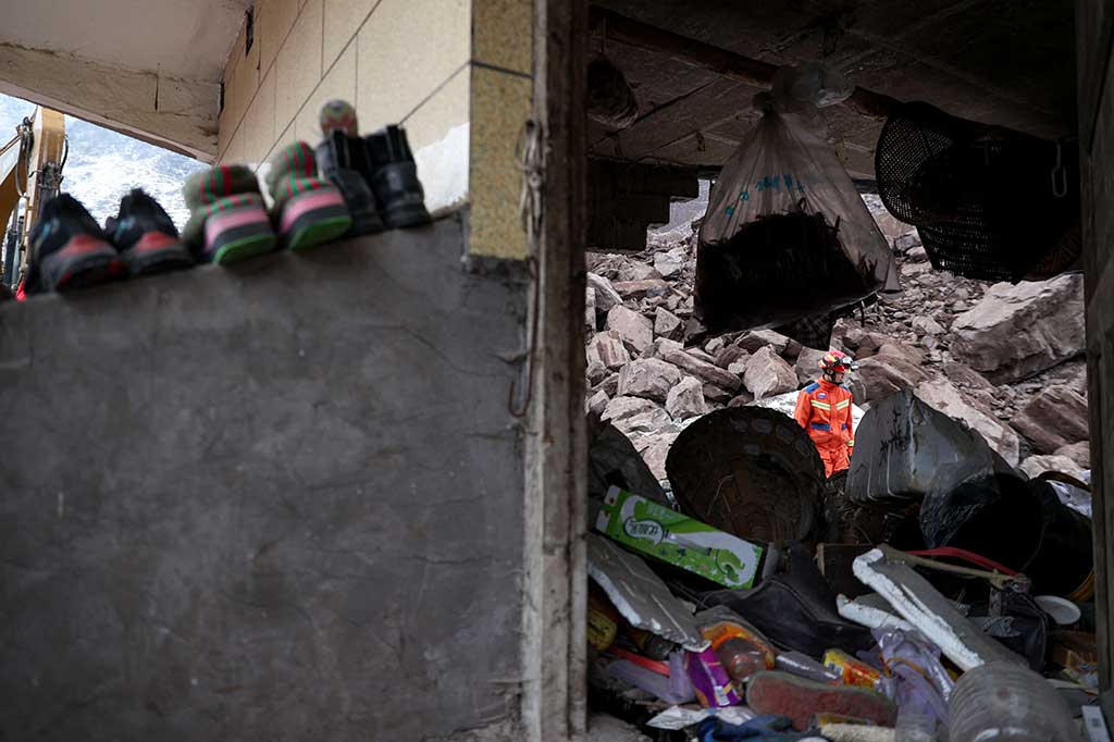 Dua ratus pekerja penyelamat telah dikerahkan serta puluhan mobil pemadam kebakaran dan peralatan lainnya, kata CCTV. Dan ketika suhu turun pada Senin malam, puluhan orang masih terjebak, kata kantor berita pemerintah Xinhua. Tim penyelamat menggunakan segala macam alat untuk mencari korban yang selamat.